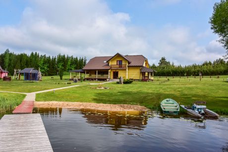 Sodyba Utenos rajone su pokylių salėmis, pirtimi, kubilu, miegamaisiais