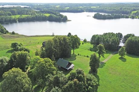 Nameliai sodyboje Drobai  prie Antalieptės marių